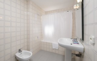 Cheap central studio apartment SOBAYSA Bathroom - LeibTour: TOP aparthotels in Ibiza